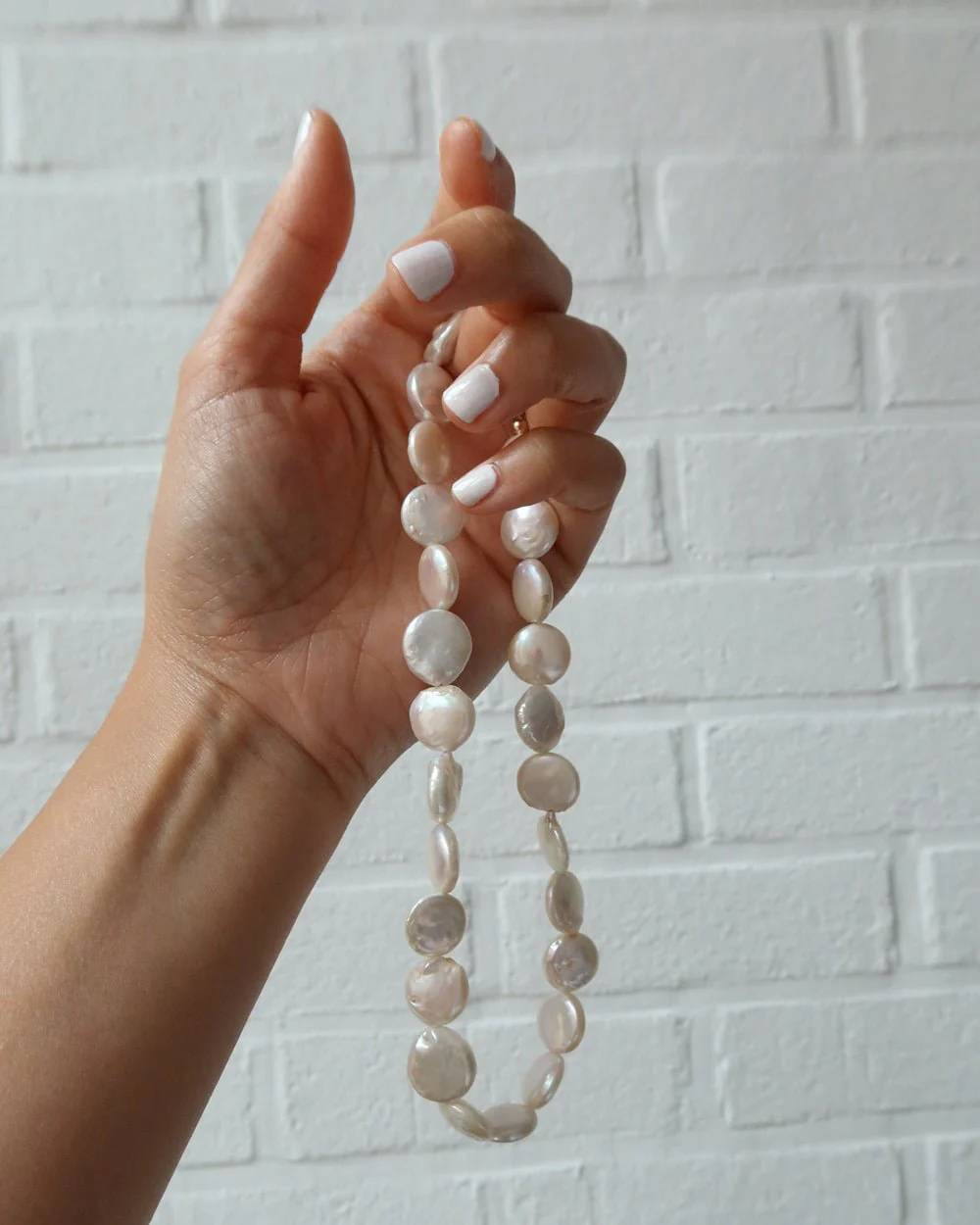 ANIKA FLAT ROUND PEARL NECKLACE - Image 13