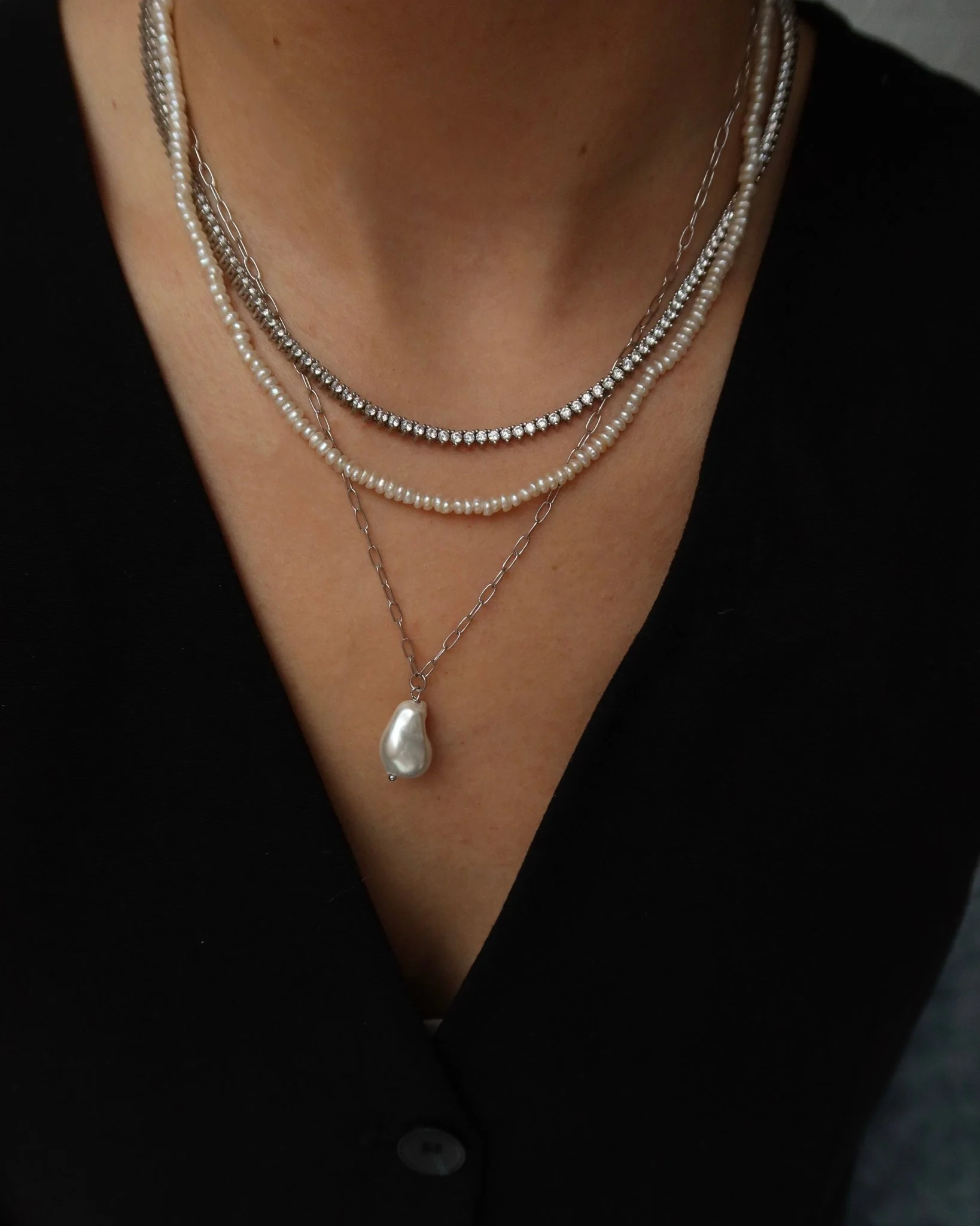 JULIA BUTTON PEARL NECKLACE - Image 3