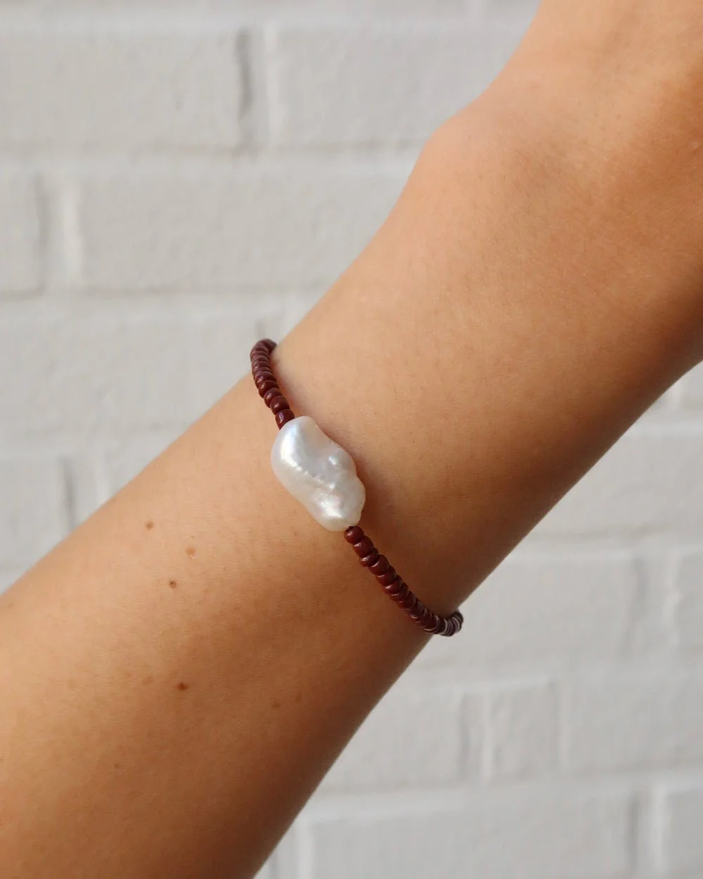 MYA SEED BEAD PEARL BRACELET (BROWN) - Image 6