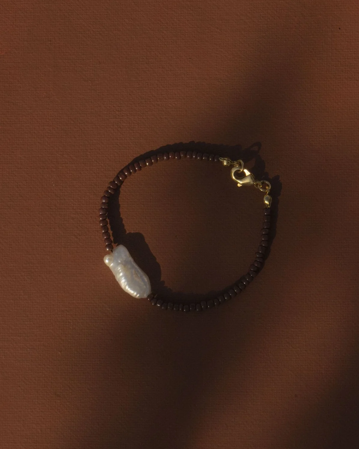 MYA SEED BEAD PEARL BRACELET (BROWN) - Image 8